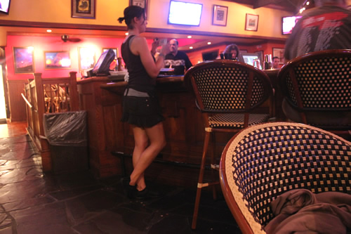 お酒だけ飲みたいならバーカウンターへ