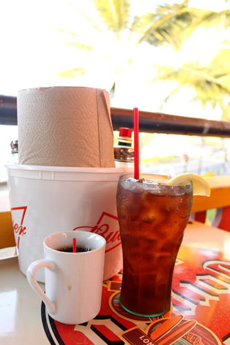 アイスティーの大きいこと…