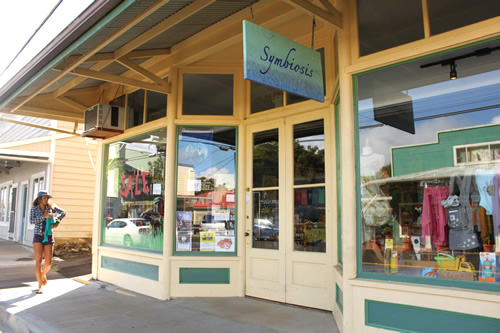 ファッションや雑貨を売るお店もあります