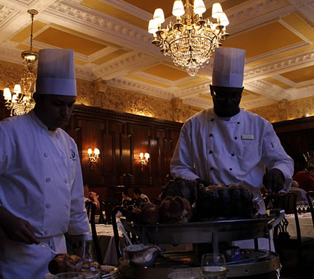 シルバー製のトロリーでカービィング