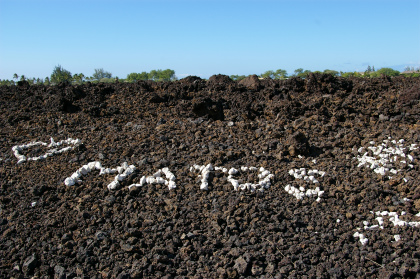 黒い溶岩の地に白い石でストーンアート？