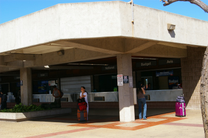 レンタカー会社カウンター