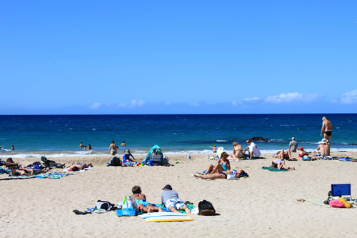 寝そべって日射しを楽しむ人がいっぱい