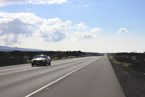 高速で車が行き交うので横断はムリ