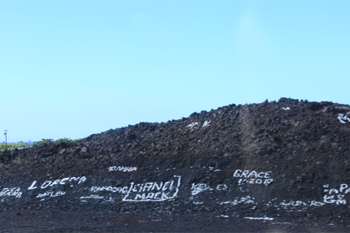 数kmにわたって白い文字が続きます