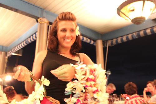 笑顔がキュートなレイ売りの女の子