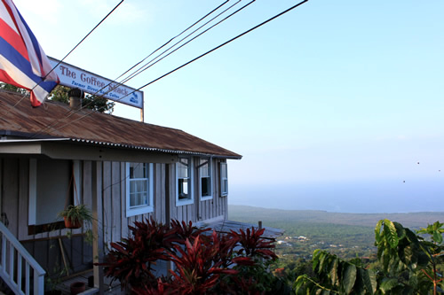 断崖？！と思うようなところに建つお店