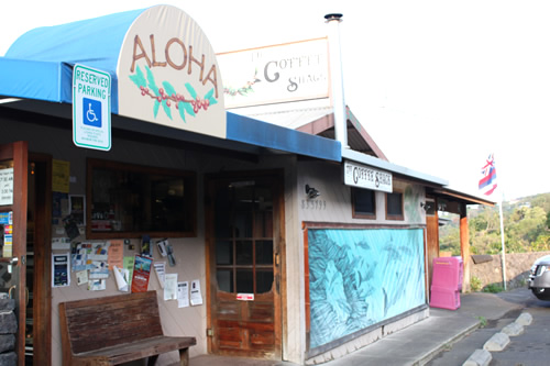 古びたドアやベンチがいい味出してます