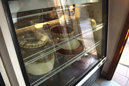 ショーケースに並ぶケーキ