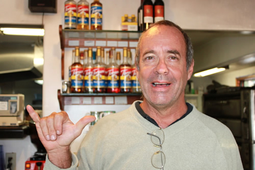 陽気な店長さんは自らポーズ！