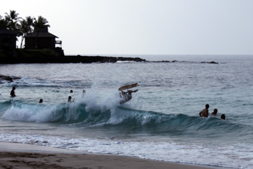 地元の子供達がボディボードで遊んでいます