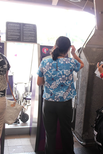 アロハのお姉さんがチェックイン手続き