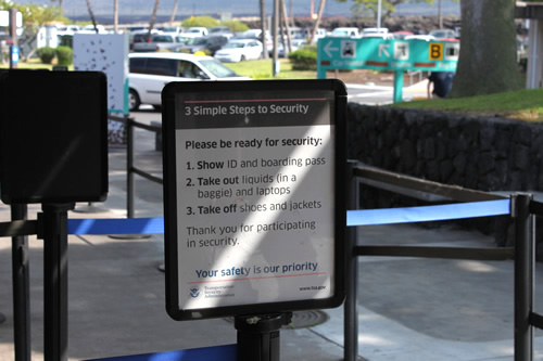 上着や靴も脱がなければなりません