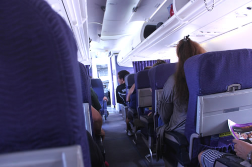 ほぼ満席の機内