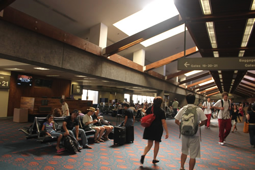 カフルイ空港に到着