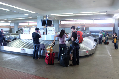 ヒロやコナの空港より大きいです