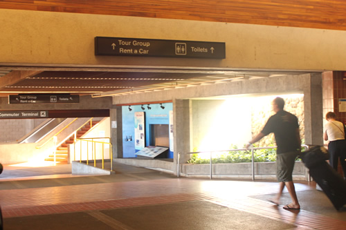 レンタカーカウンターへの案内表示