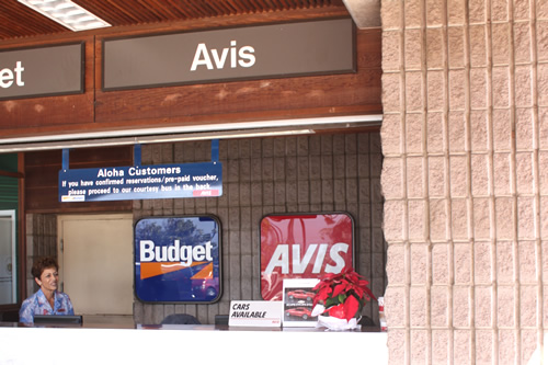 空港のレンタカーカウンター