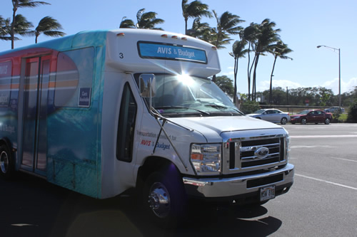 シャトルバスに乗ってAVISレンタカーのカフルイ空港営業所に移動