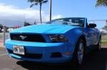 1台はブルーのマスタング