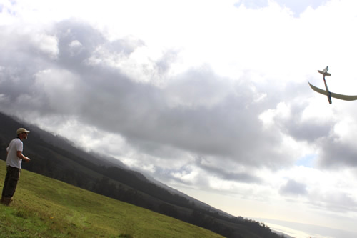 ラジコン飛行機で遊んでいる人たち