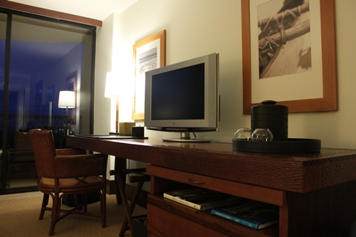 デスクもシックでいい雰囲気