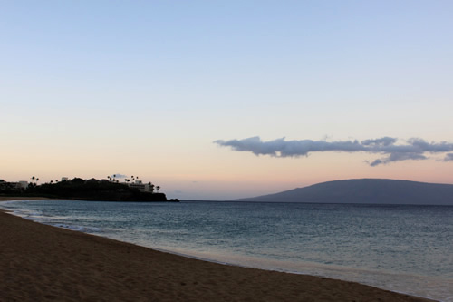 ゆるやかに弧を描くカアナパリ・ビーチ