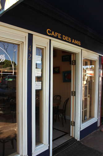 ネイビー×イエローのシックなカフェ