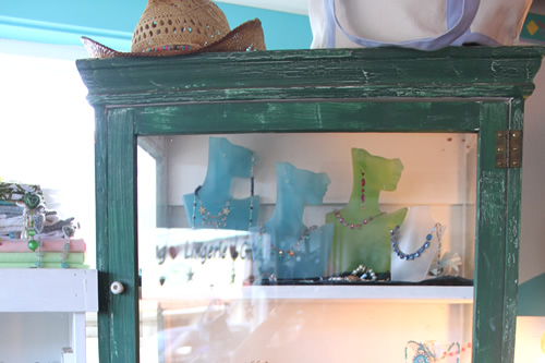 ビーチウェアに合わせたい麦わらやアクセサリー