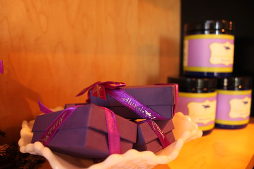 オリジナルリボンをかけたギフトボックス