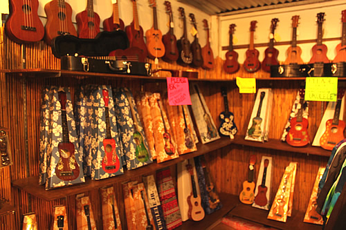 ウクレレも売っていました