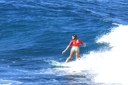 うまく波に乗ったサーファーガール