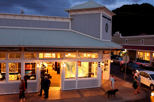 建物から漏れる灯りが街の雰囲気を変えます