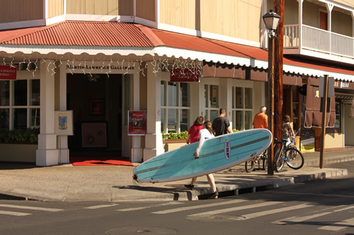 サーフボードを持った女の子