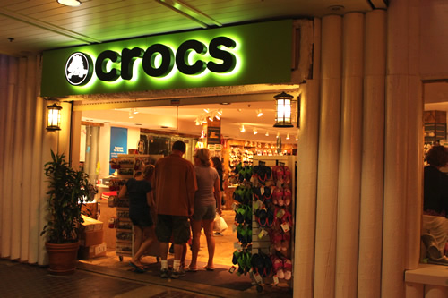 クロックスのショップは大人気