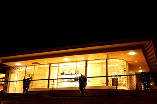 コーチなどのブランドショップも