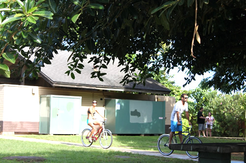 地元の人が水着に自転車で来ていました