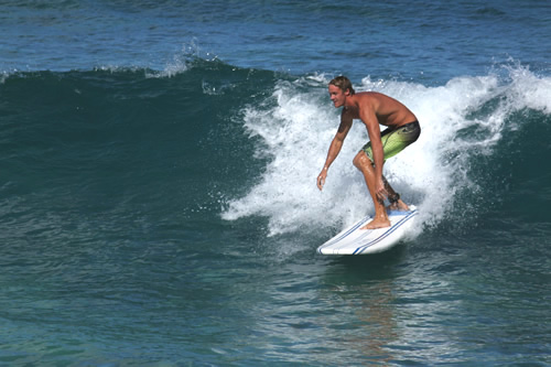 サーフィンを楽しむ人