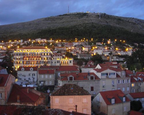 世界遺産ドブロブニクの夜の美しい風景