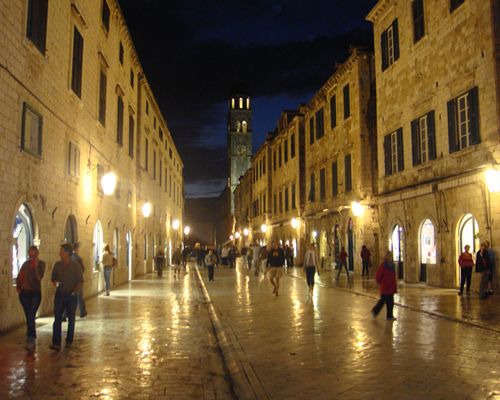 ドブロブニクの夜の風景メインストリート