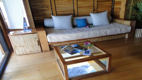 ガラステーブルはスライド式★