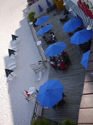 カラフルなパラソル。