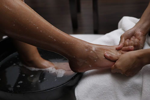 足を洗ってもらいます