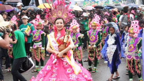 綺麗な衣装を身に着けてパレード