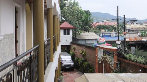 ゲートはガードマンが２４時間監視