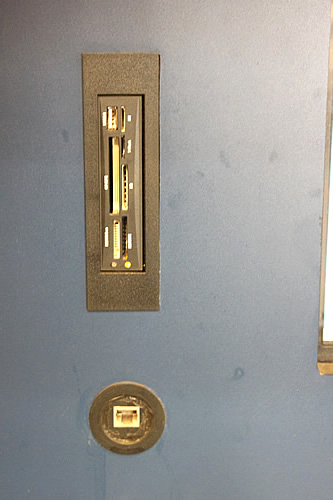 SDカードやLANの挿し込み口