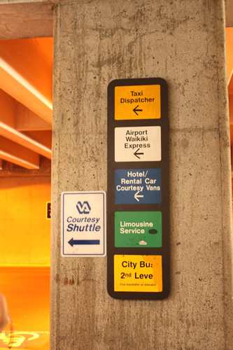 表示に従ってシャトルバス乗り場へ