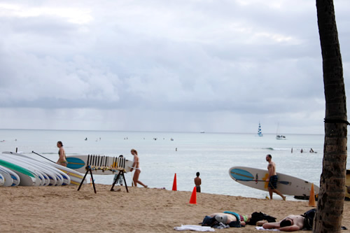 曇り空でもワイキキビーチには人が大勢