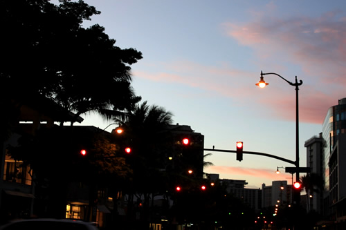 夜明けちょっと前まだ暗いワイキキの街