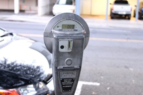 パーキングメーターのところに停めましょう